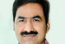 Photo of विधायक जनता के साथ , तो वहीं पुलिस अपने सिपाही के साथ खड़ी दिखी