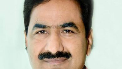 Photo of विधायक जनता के साथ , तो वहीं पुलिस अपने सिपाही के साथ खड़ी दिखी