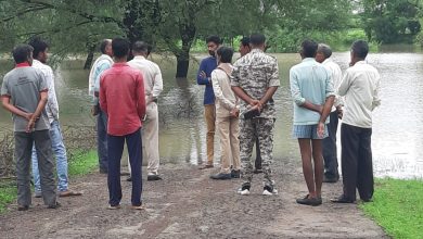 Photo of वही हुआ जिसका डर था , बाढ़ के तेज बहाव में एक महिला समाई, बच्चे को बचाया गया