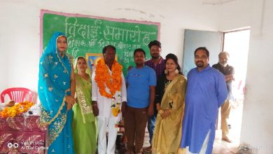 Photo of जाने माने समाजसेवी , बरिष्ठ शिक्षक दिनेश श्रीवास्तव हुए सेवानिवृत्त, ग्रामीणों ने भव्य समारोह में दी विदाई