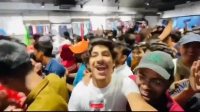 Photo of कराची में मॉल का उद्घाटन बना लूट का मैदान: बंपर छूट ने बढ़ाई भीड़