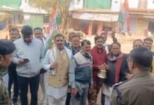 Photo of दूषित पानी से मौतों पर कांग्रेस का अनोखा प्रदर्शन, विधायक के घर के बाहर घंटा बजाकर जताया विरोध